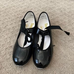 Girls Tempo Leo’s black tap shoes